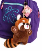 Llavero panda rojo kawaii colgado en mochila escolar