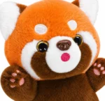 Primer plano del llavero panda rojo kawaii de felpa